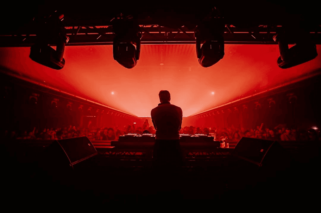 ØNZE 001 — DJ vor roter Halle